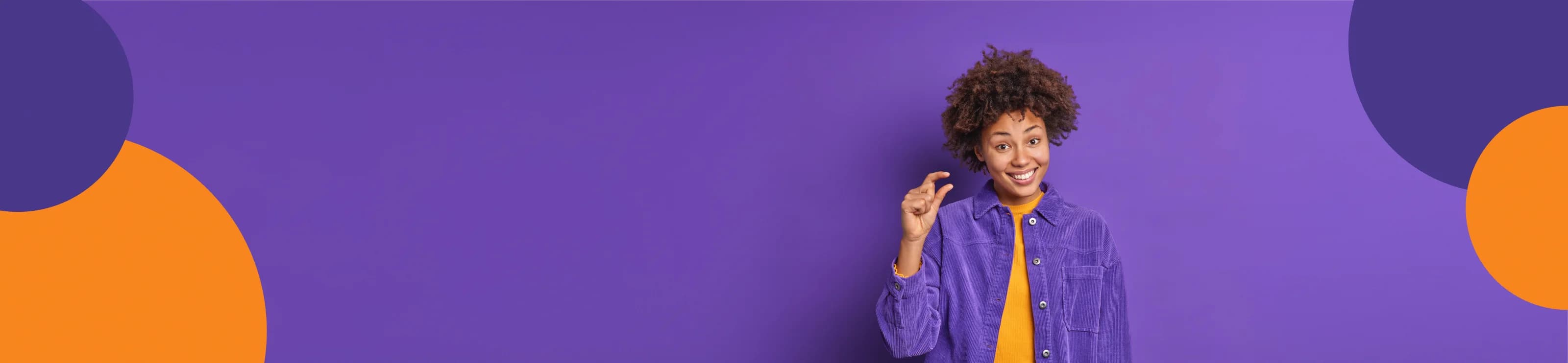 Mulher sorrindo em frente a um fundo roxo com formas circulares laranja